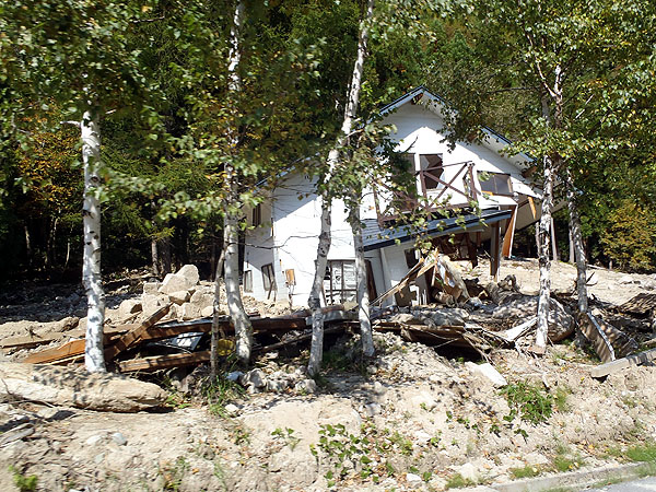 土石流で壊された家